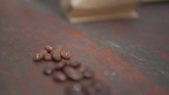 桌上的B-卷咖啡豆。