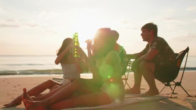 一群年轻的亚洲人在海滩上享受派对。一群朋友在暑假玩得开心喝啤酒。