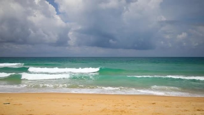 灿烂的日子，碧蓝的大海巨浪袭岸