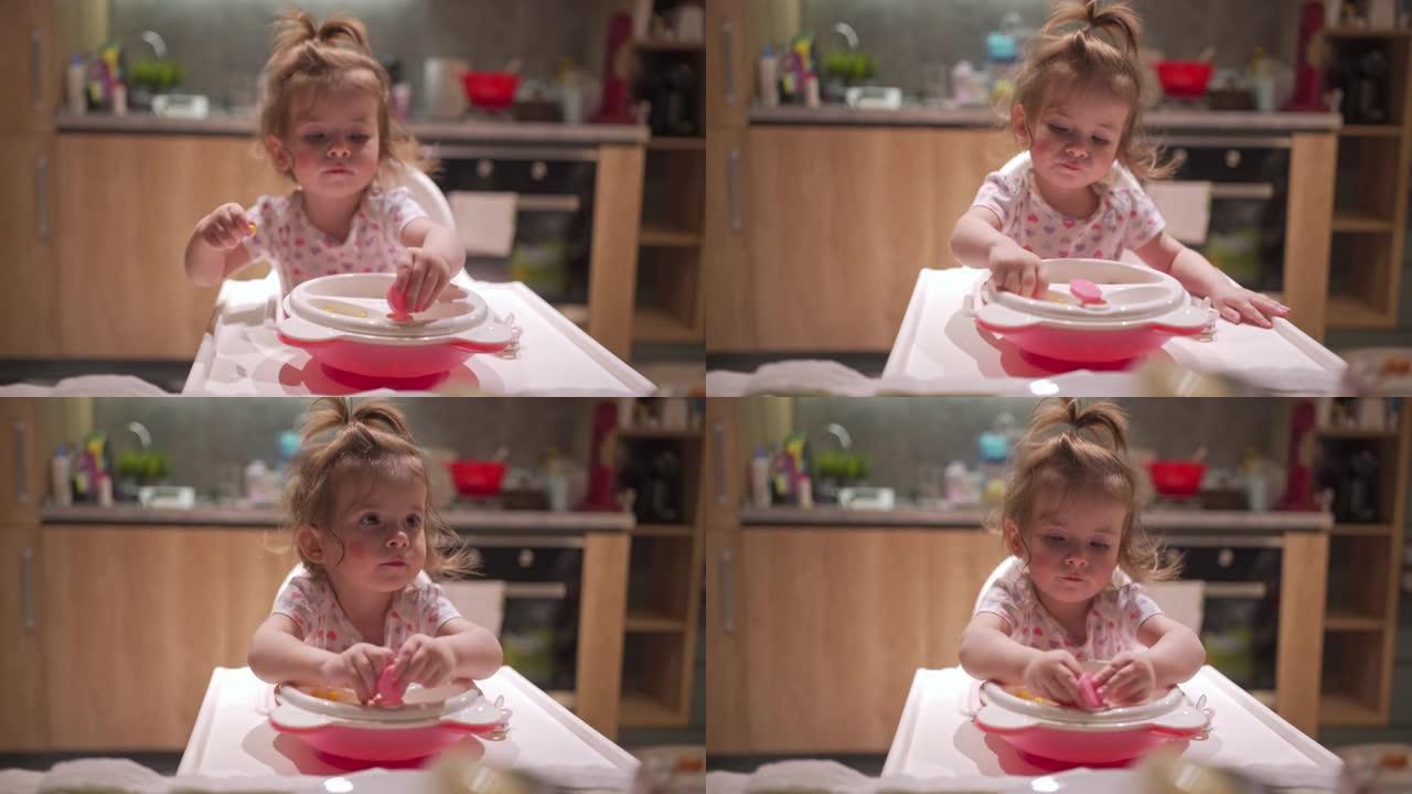 可爱的小女孩，脸蛋红润，在高脚椅上吃饭的时候玩着食碗