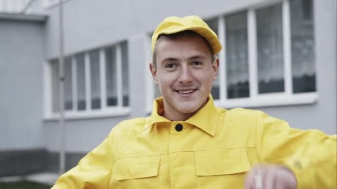 穿着黄色工作服的快乐工人