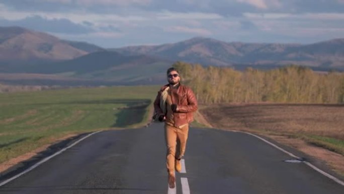 快乐的旅游旅行者男子举起手臂在漫长的道路上奔跑