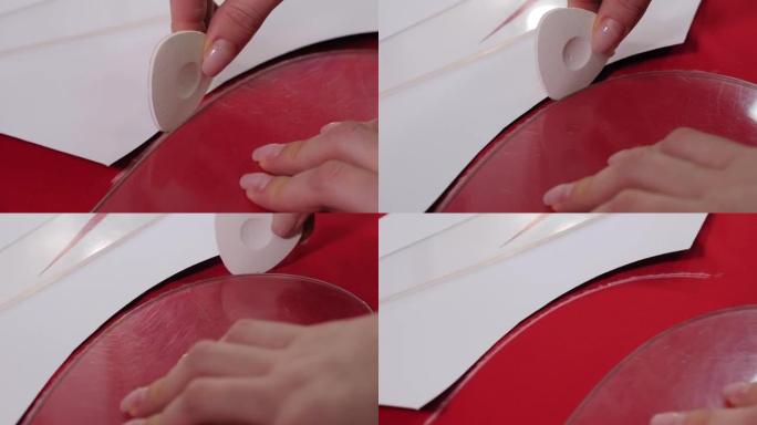 女裁缝手在红色棉布上粉笔纸图案。