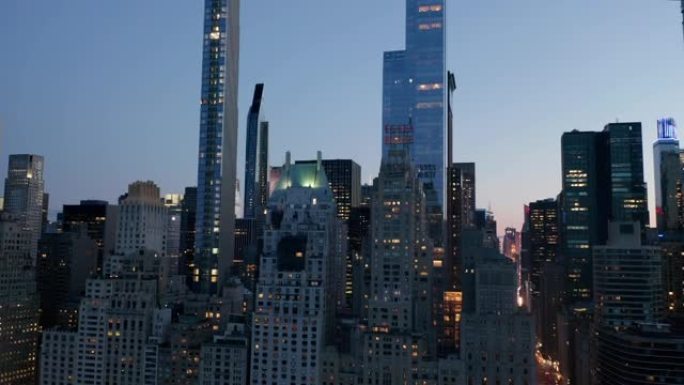 令人叹为观止的仰望纽约市的高高的摩天大楼，曼哈顿在夜间反射窗户，空中拍摄
