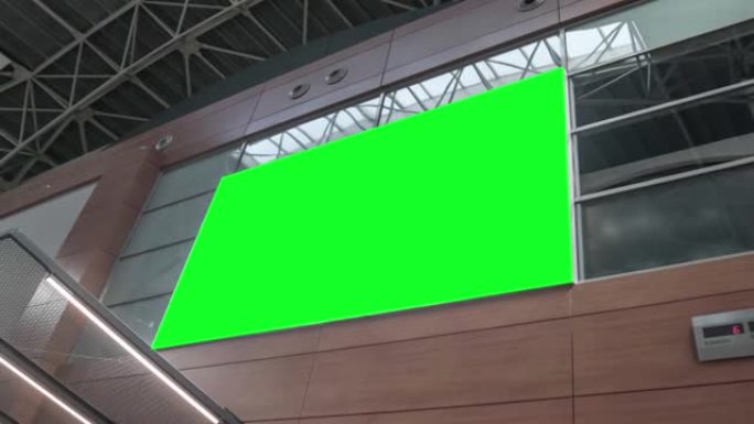 空空白宽屏广告牌，绿屏，阿尔法通道。机场大厅的色度关键框架，营销大横幅。