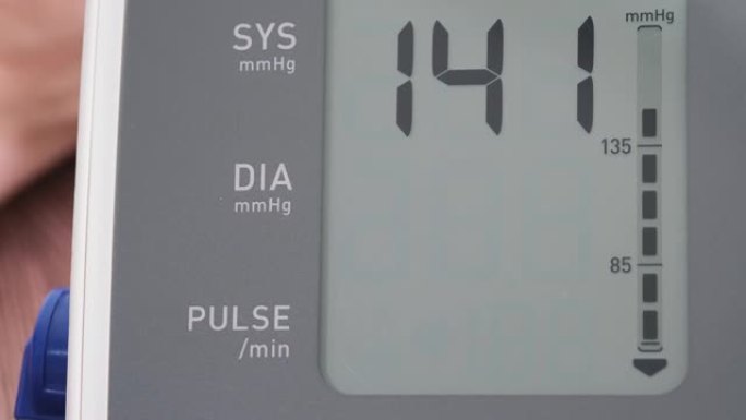 用数字压力表检查血压监测器和心率监测器。医疗保健和医疗概念