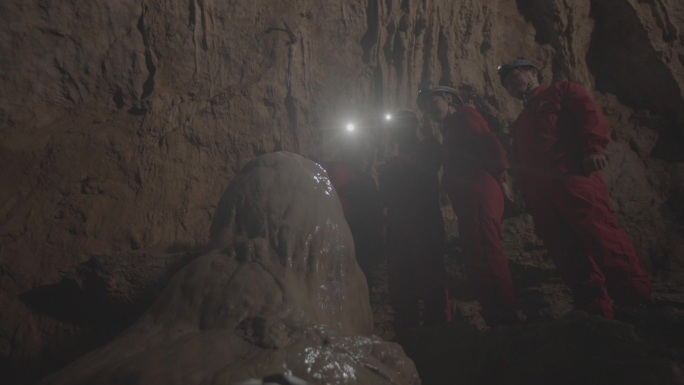 M1科考队员查看山洞中的巨大钟乳石
