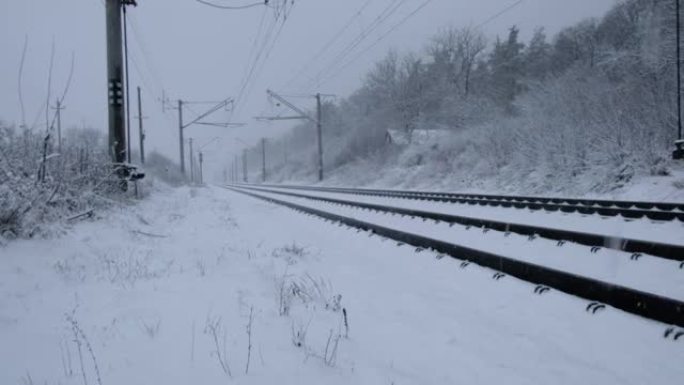 铁路轨道背景上的降雪