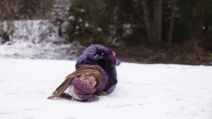 十几岁的女孩在雪地里玩得开心