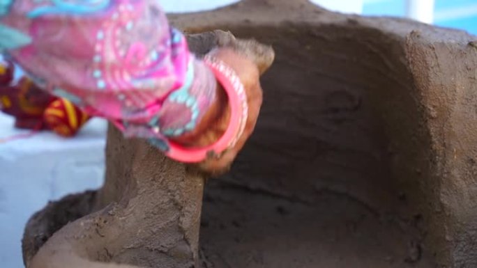 便携式粘土炊具形成。人的手在粘土炉或陶炉上摩擦湿砂浆。