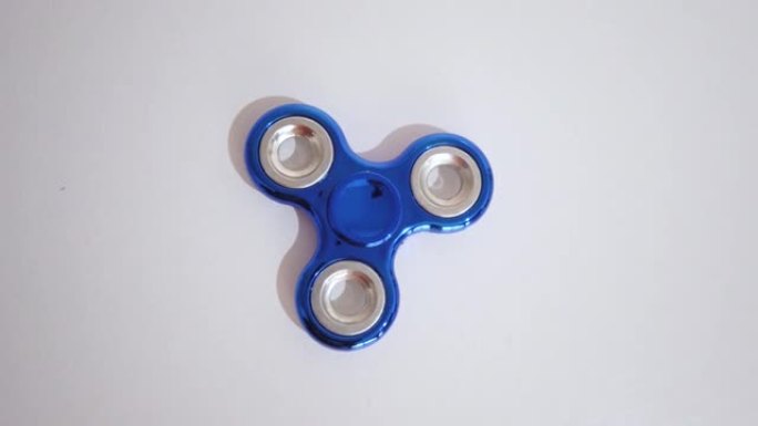 用蓝色和白色背景的旋转器已知的放松玩具。