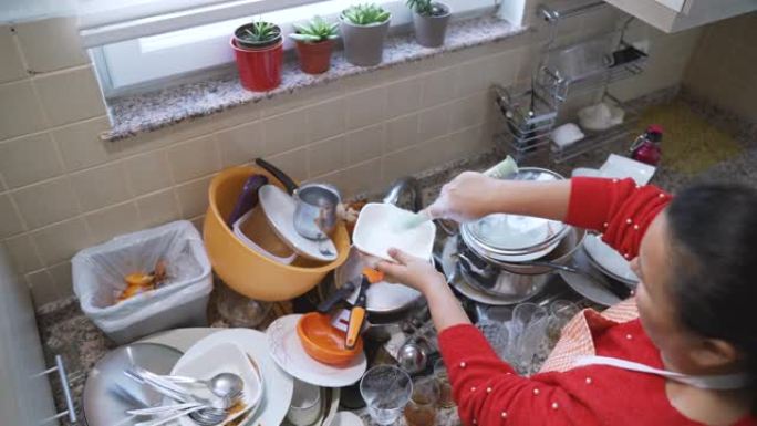一个成熟女人在家洗碗的4k视频片段