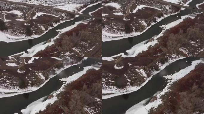 在冰冻的科罗拉多景观中飞过河上