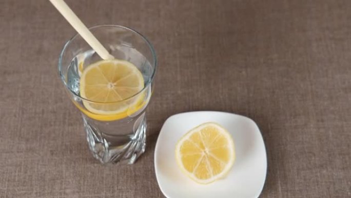 杯子里有柠檬的水。
