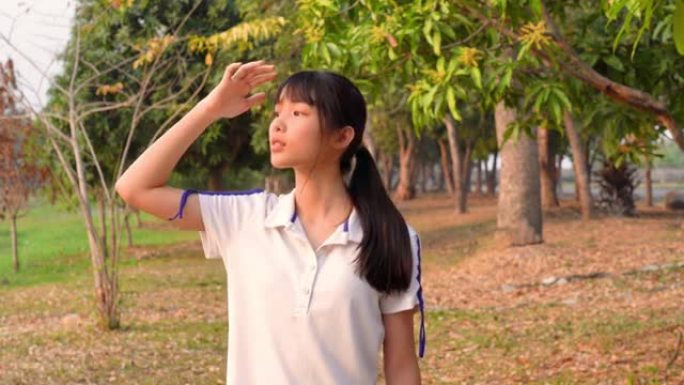 运动亚洲年轻女子的面部表情，拟人化笑脸，招手手势