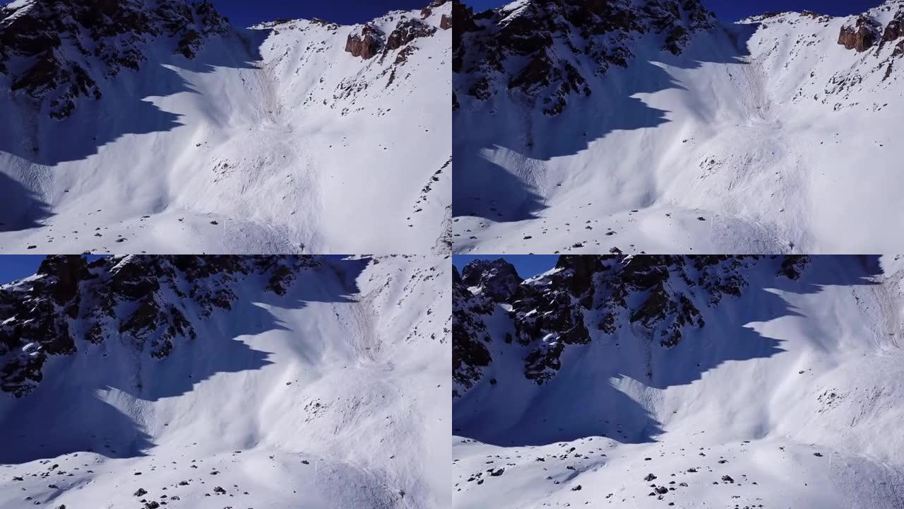 山里发生了一次雪崩