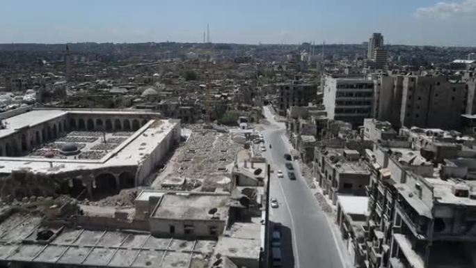 叙利亚城市的街道上有汽车和行人。一些建筑在10年前的内战后仍然是废墟- 4K无人机的鸟瞰图