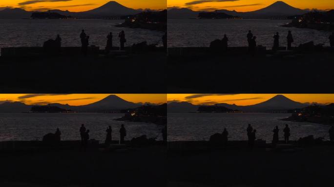 人们在拍照。从inamuraagasaki到黄昏的富士山和江之岛