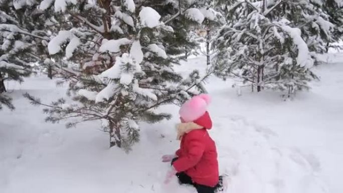 冬天的孩子在公园里玩耍，在雪地里跳跃和打滚，从树枝上甩掉积雪，在户外进行冬季活动游戏