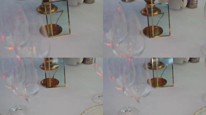 桌子上有两个玻璃眼镜。特写