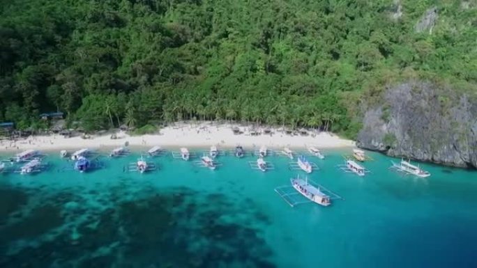七突击队海滩在巴拉望，观光的地方。在菲律宾爱妮岛巡回演出。宁静的白色沙滩，清澈的绿松石水，背景中的棕