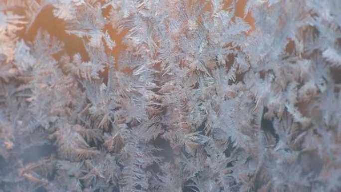 窗户上有霜冻的冰花，宏观上的冰晶