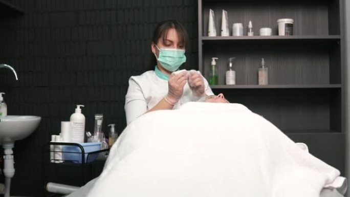 美容师女人机械地清洁粉刺和黑头的脸。