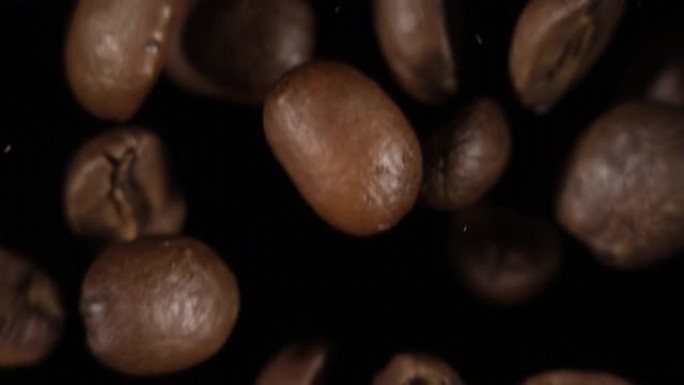 烤Maragogype咖啡豆掉落 (超级慢动作)