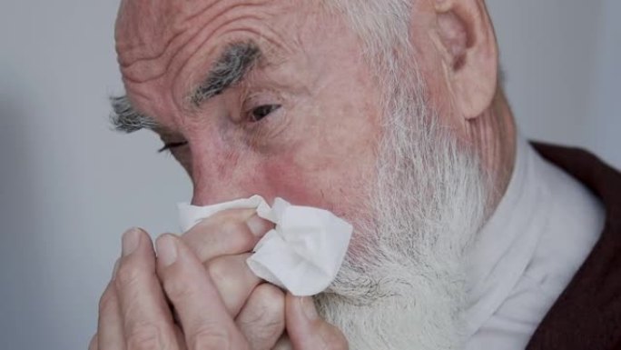 特写脸老人流鼻涕，打喷嚏成餐巾纸，季节性过敏
