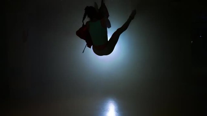空中艺术。使用吊床，吊索 (或天琴座) 作为表演技巧或舞蹈套路的工具进行杂技表演的练习。