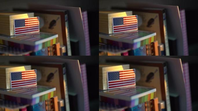 书架上的美国国旗贴纸