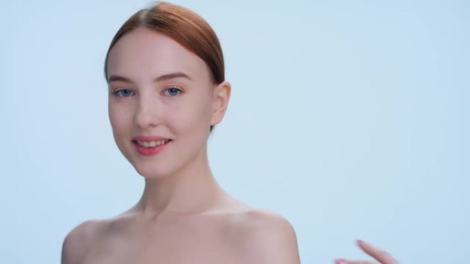 姜女人在镜头前摆姿势，护肤品广告
