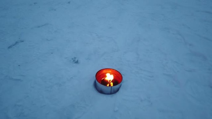 冬季在地面上燃烧的Marschall蜡烛