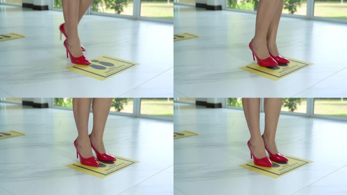 超级慢动作，穿着红色鞋子的女性与他人保持距离1米保持距离，防止新型冠状病毒肺炎病毒，社交距离概念。