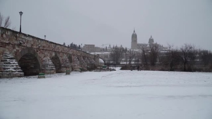 西班牙萨拉曼卡的雪。城市景观。