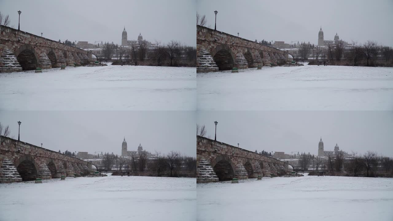 西班牙萨拉曼卡的雪。城市景观。