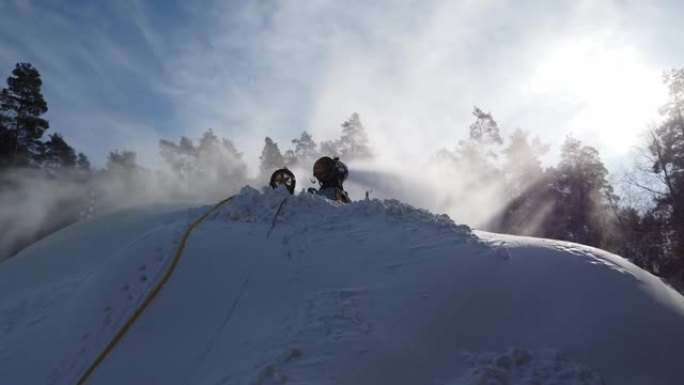 雪炮喷洒人造雪