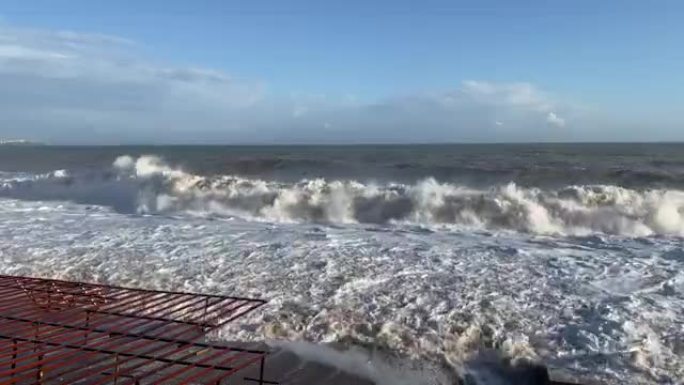 在晴朗和多云的天气中，非常波涛汹涌的海浪视频。