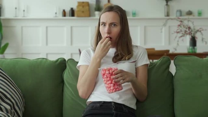 女人看恐怖电影吃爆米花