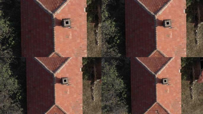 旧房子4k空中视频上的塞尔维亚东部屋顶