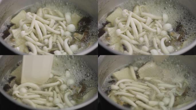 SLO MO: 在热煮汤中煮熟的白色Shimeji蘑菇的特写镜头。