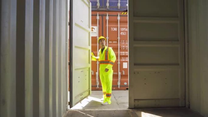 物流工人工程师在出口，进口和运输概念的货物集装箱仓库工业工厂现场工作。商人的生活方式。分销服务。