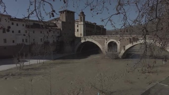 法布里西奥桥是罗马最古老的原始结构，保存了罗马帝国的典型建筑