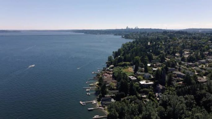 从华盛顿西雅图的华盛顿湖畔俯瞰房屋的鸟瞰图