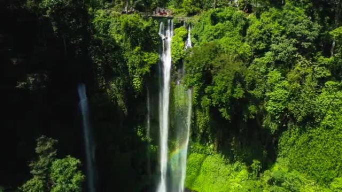 印度尼西亚巴厘岛的热带Sekumpul瀑布。异国瀑布和美丽的彩虹