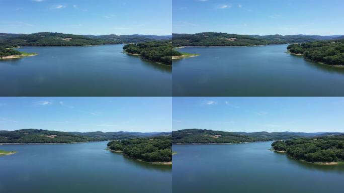 乡村中部的Lac de panneci è re-Chaumard由麦田和绿色森林组成，位于法国勃艮