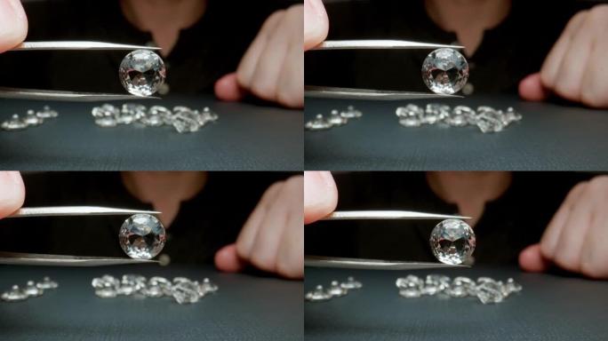 宏观: 珠宝商拿着一颗钻石，镊子显示特写。