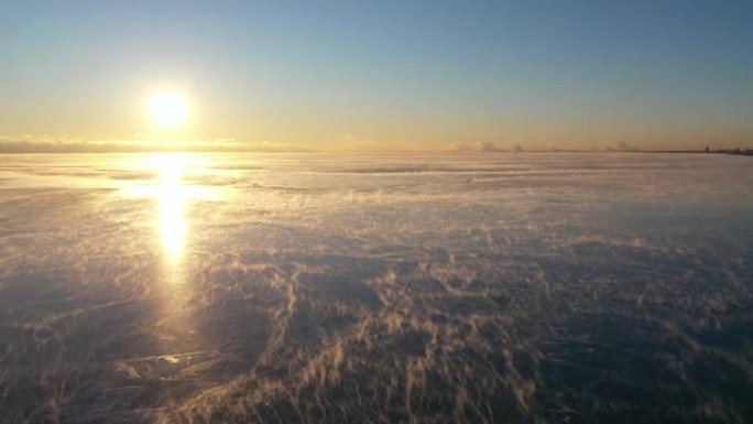 日出时的极地涡旋期间的密歇根湖和海烟