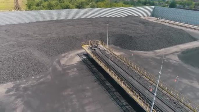 焦炉煤在露天仓库俯视图。飞越露天煤炭仓库