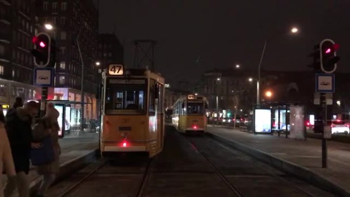 匈牙利黄色电车公共交通布达佩斯冬晚